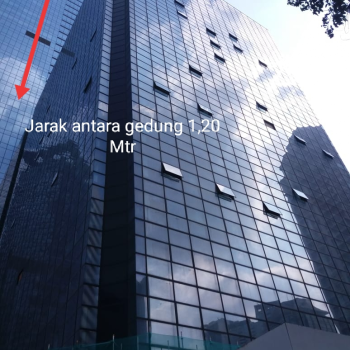 jarak antara gedung yg akan di bongkar dan gedung yang msh aktif 1,20 Mtr, sangat beresiko tinggi dan berbahaya bagi yg tidak memiliki pengalaman kerja di bidang bongkar bangunan
